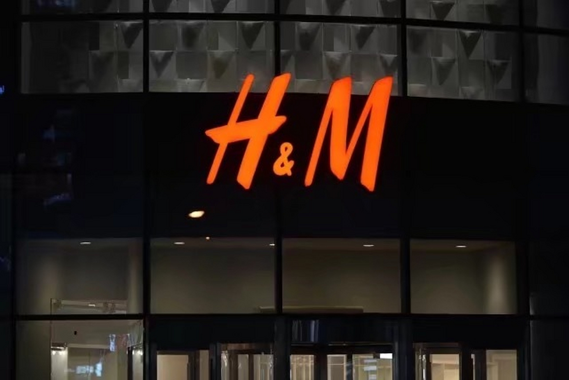 h&m最新財季稅前虧損超10億元瑞典服裝品牌h&m當日公佈2020年12月至