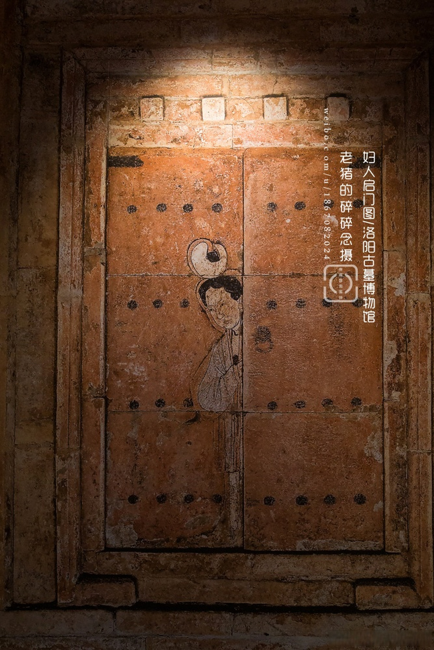 古墓里的"雅趣"-妇人启门图  在宋金元时期的墓室中,你总能找到这样的