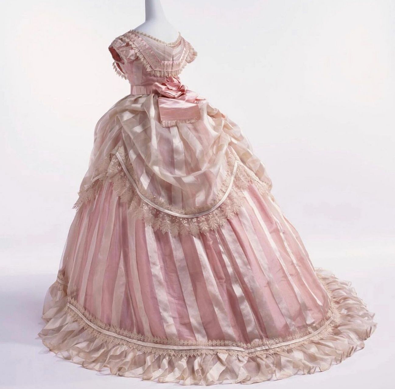 02这是一个典型的裙子,穿着crinoline裙撑的裙子,其体积集中在背面