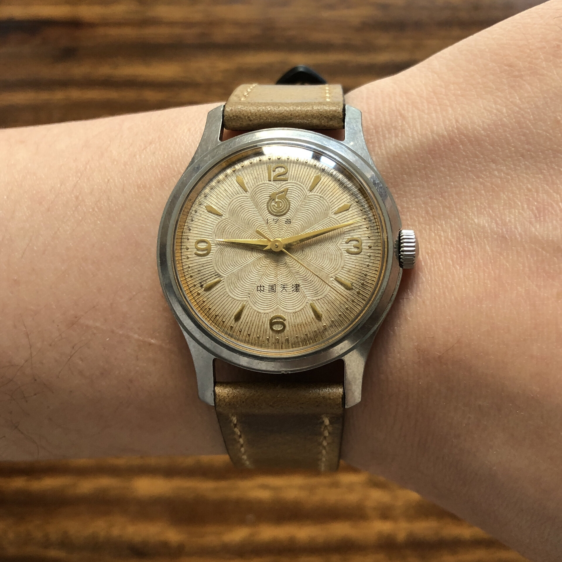 天津五一牌手表 60年代初期生产,款式少见,盘面自然氧化,古味十足.