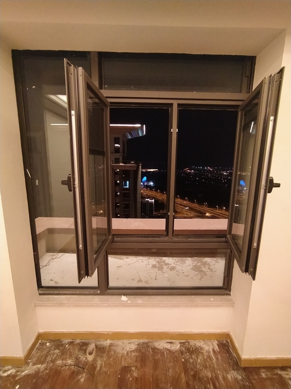 改门 精装房,我家主卧窗户外面是一个露台,想给利用起来做个露天阳台