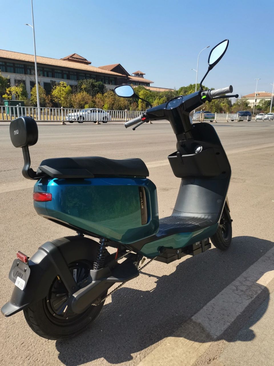 小牛b2动力版 线下门店买的b2铅酸电池版本,装的5个天能石墨烯60v22a