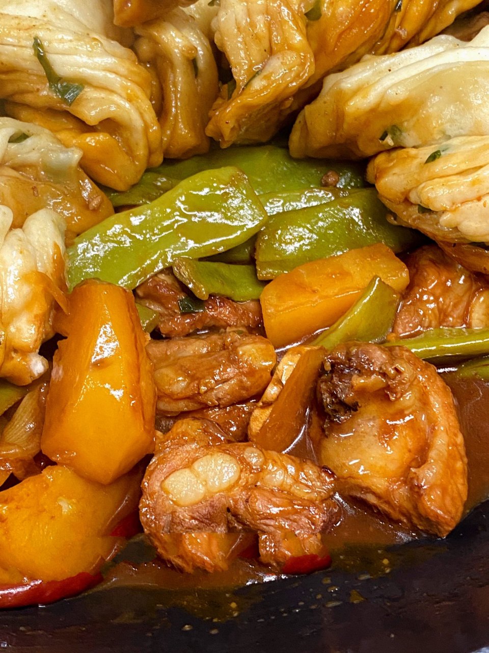 每次做这个铁锅炖都会被夸哈哈哈~ 有肉有菜有主食,直接一锅端!