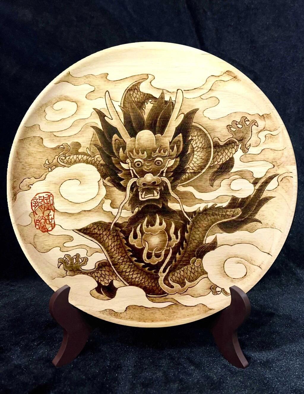 南阳烙画是根据炭化原理,以高温烙具在可炭化材料上勾勒烘烫,呈现自然