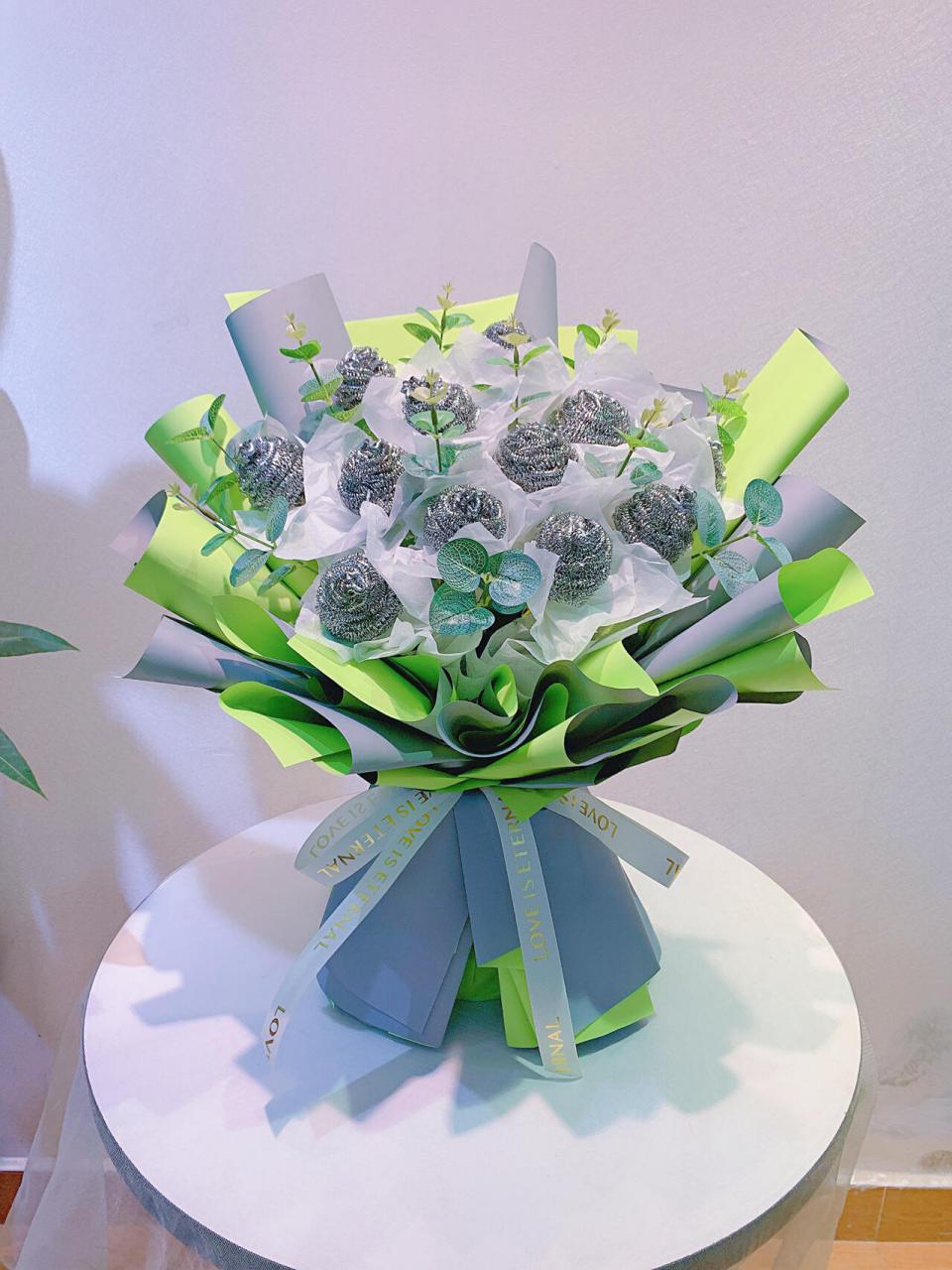 《闺蜜花束》 钢丝球花语 : 象征钢铁般的友谊 《闺蜜花束》 钢丝球