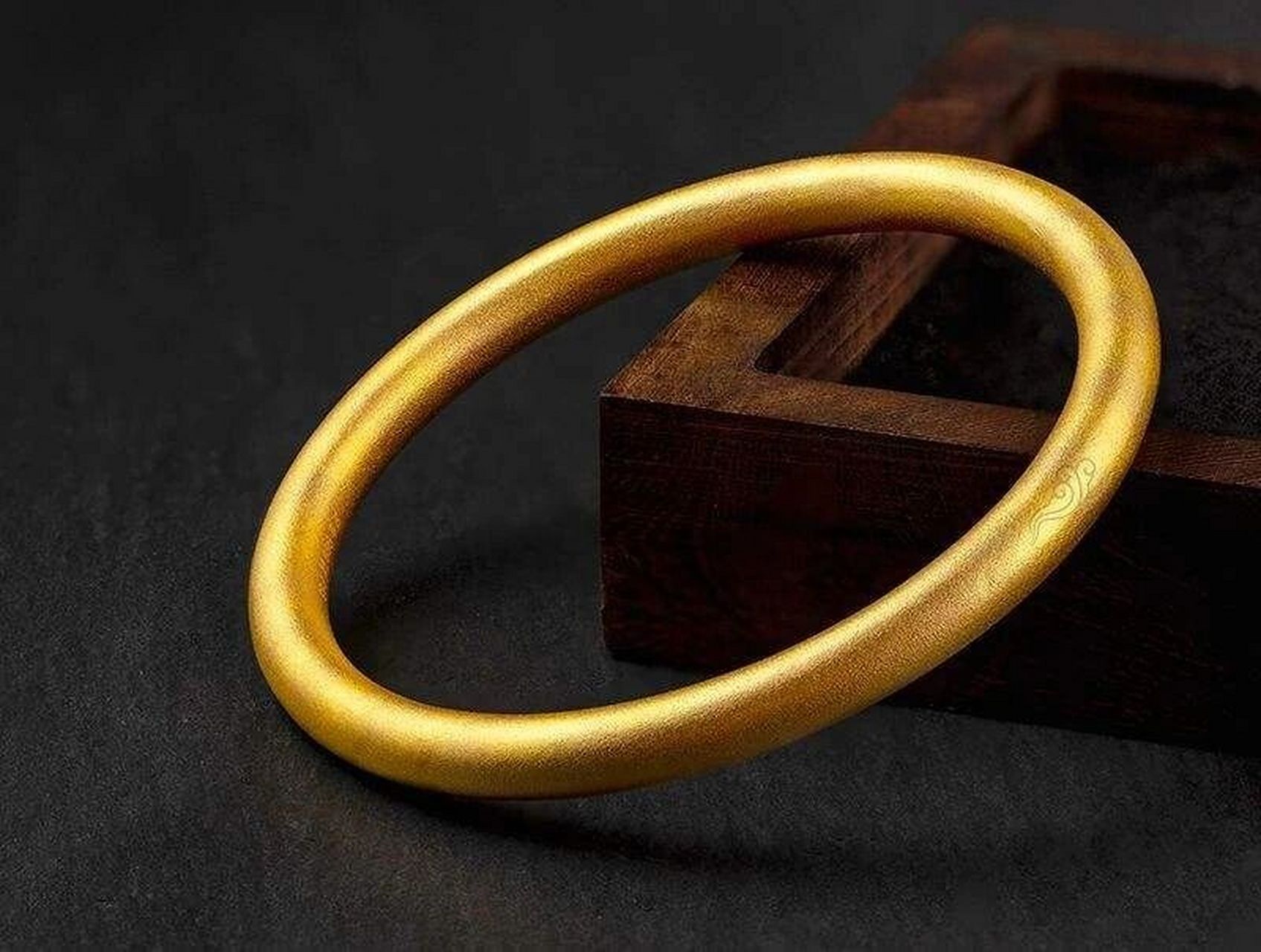 黄金,通称叫金子,化学元素符号为au,是一种带有黄色光泽的金属.