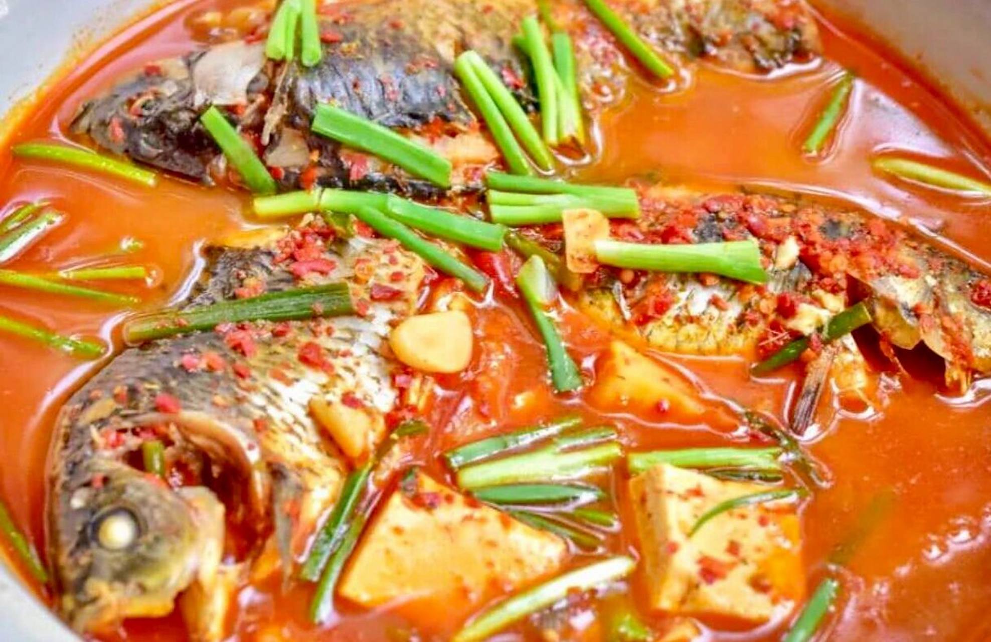 大理美食分享|正宗白族酸辣鱼 一,食材主料和辅料 野生鲫鱼若干,山泉