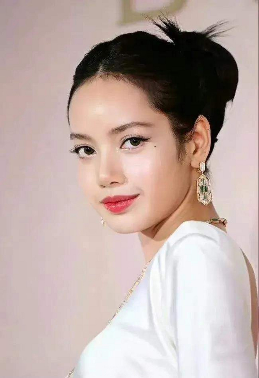 没有了刘海修饰的lisa,完全就是个东南亚面部特征明显的普通女生[捂脸