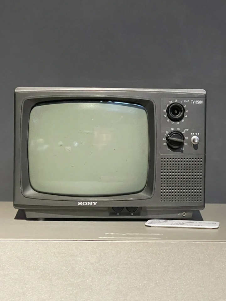 黑白电视机图片 黑白电视机是一种早期的电视设备,它只能显示黑白两种