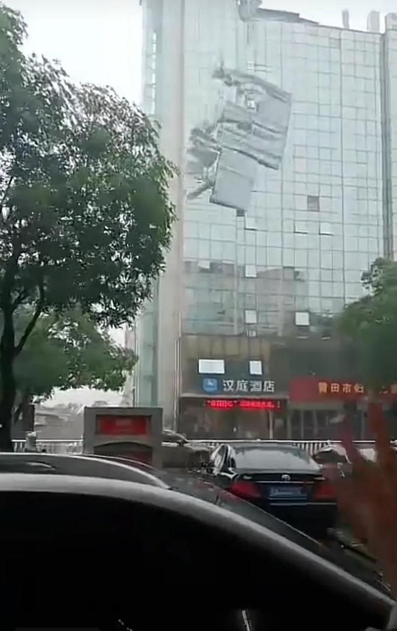 台风来袭,莆田一酒店广告牌高空坠落…  事发在田尾圆圈儿童乐园附近