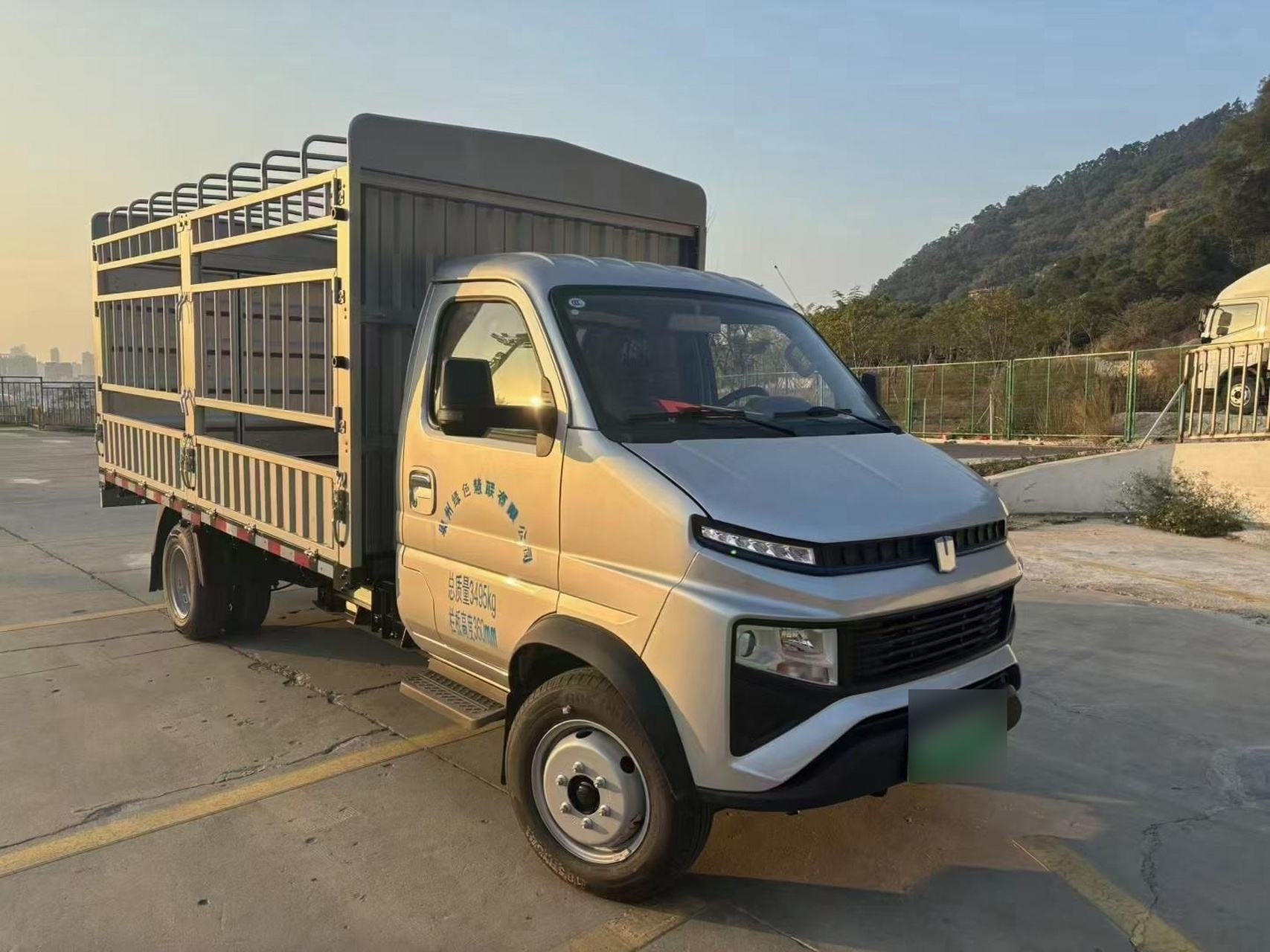 吉利远程f3e高栏货车,车高3.