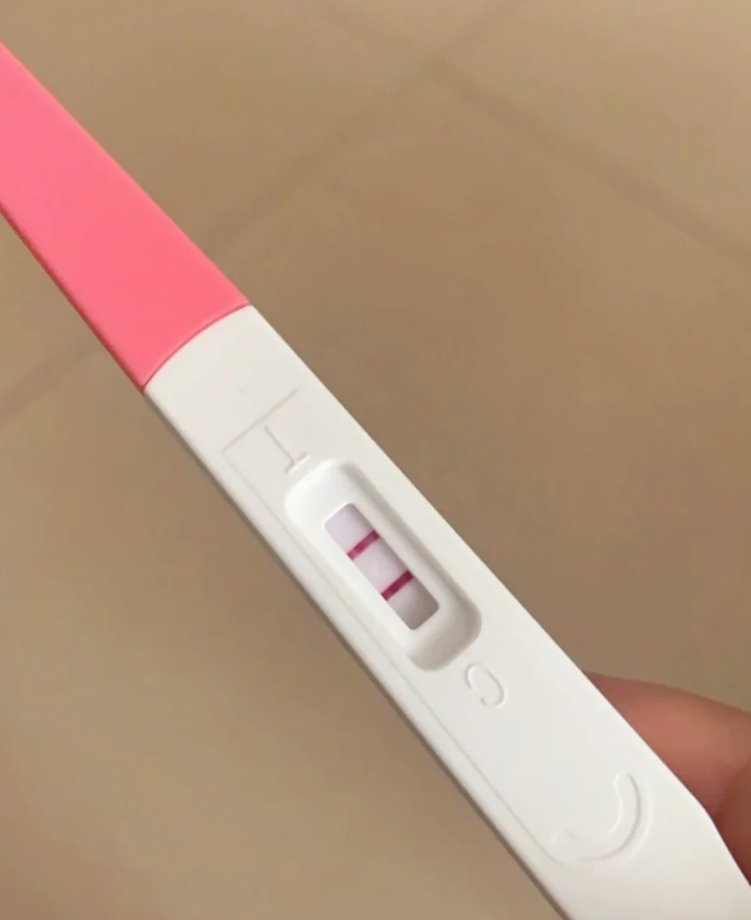 验尿hcg最方便,用早孕试纸或验孕棒就能测.但验血hcg