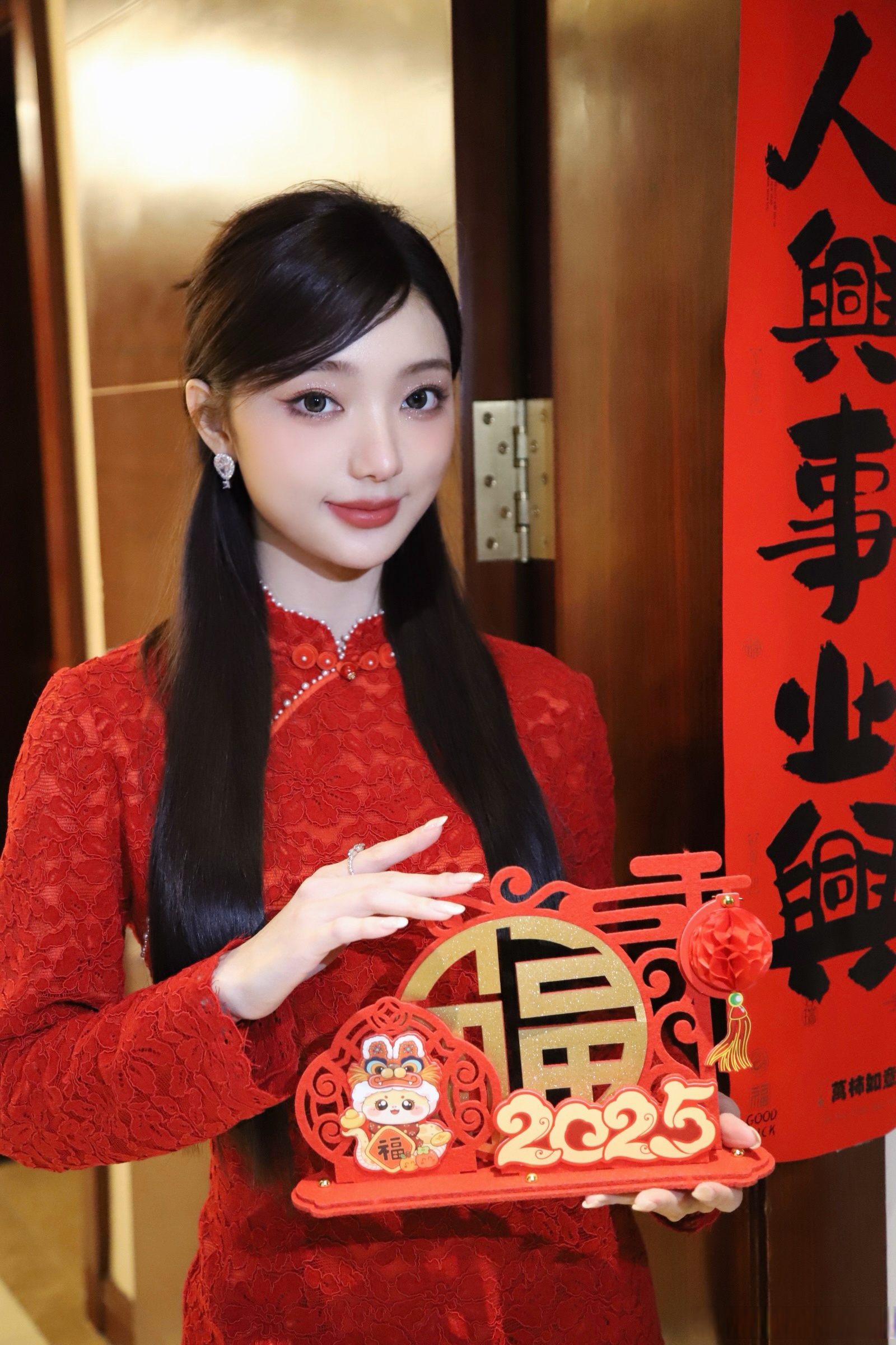 祝所有的朋友们,老师们,咪糖们:吉祥如意,幸福安康,鸿运当头!