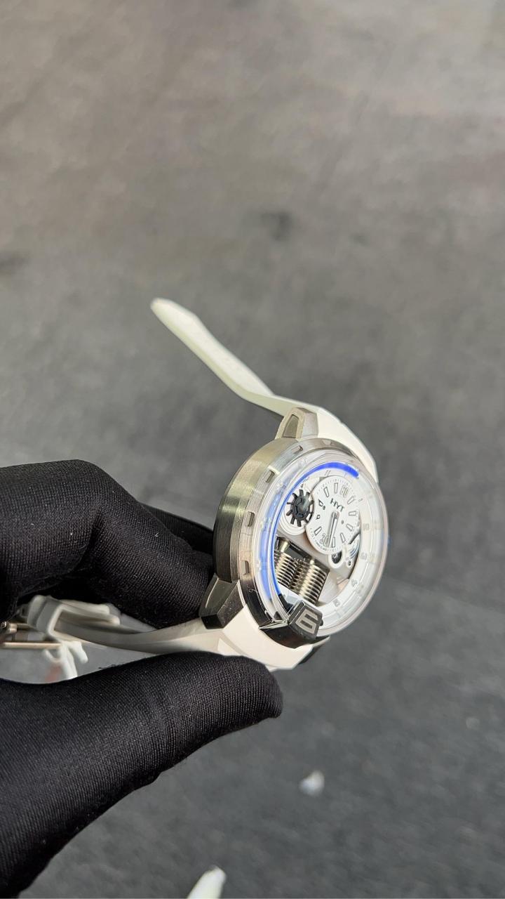 hyt在一个直径48mm的表盘里装下了一个极其复杂的纯机械装置,通过液压