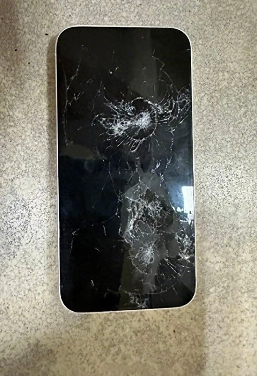 女子被拍丑照偷砸闺蜜iphone丢马桶【"塑料"姐妹情?