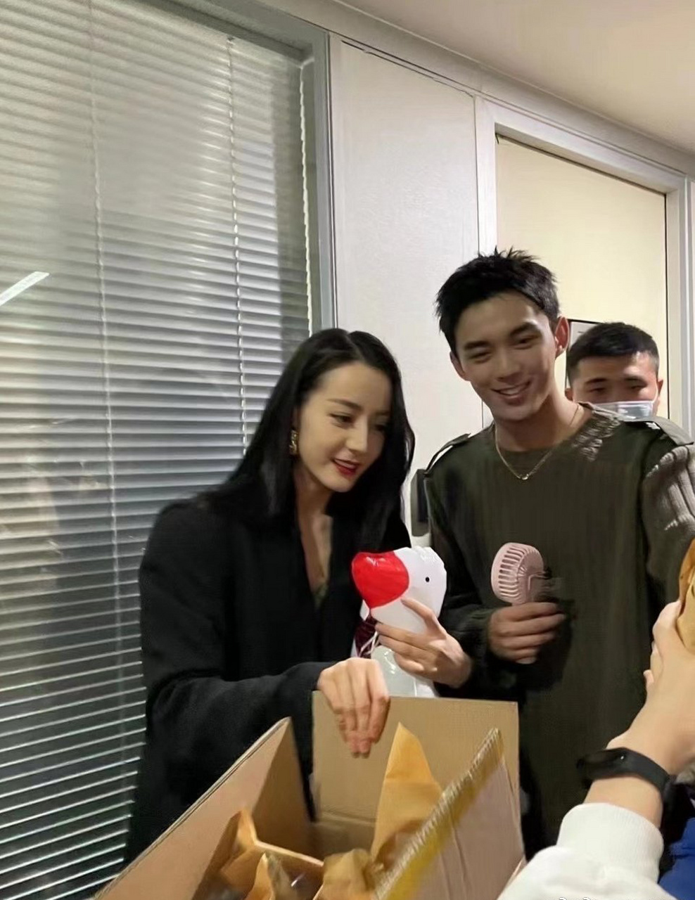 搂着扫楼#   原来当年迪丽热巴和吴磊去扫楼时也差点儿搂上,是在宣传