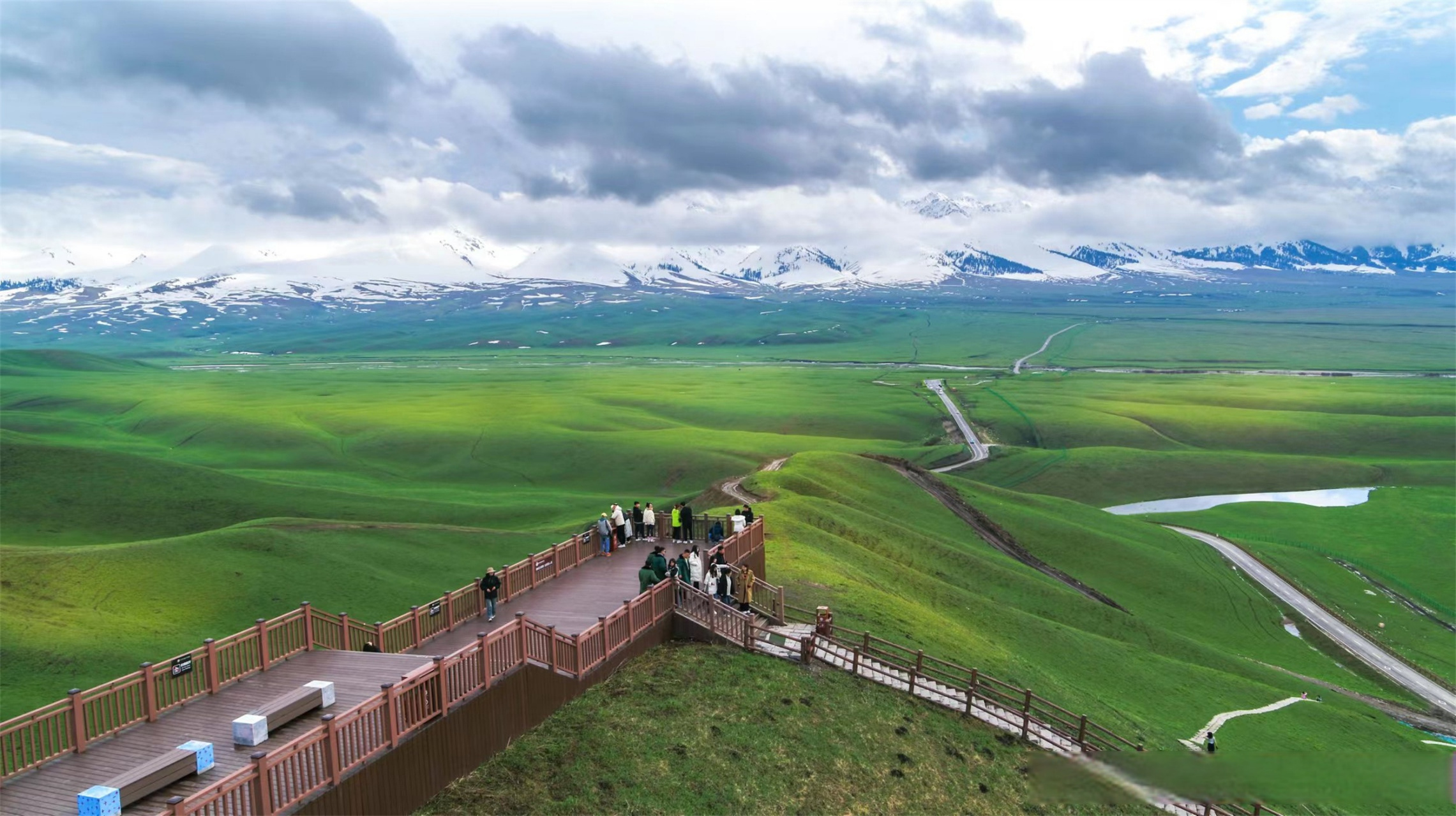 游人踏青来 #中国旅游日#  5月,新疆伊犁哈萨克自治州新源县那拉提
