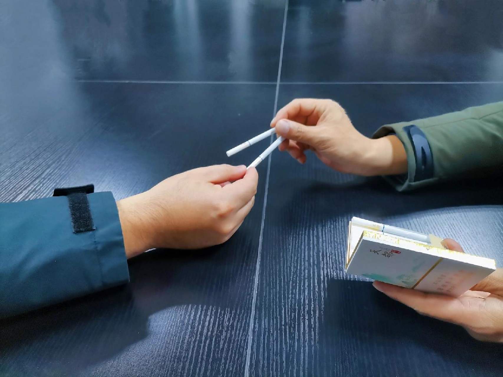 递烟礼仪小贴士 拿里面一根表明对发烟的人的尊重和感谢,此外递烟时拿