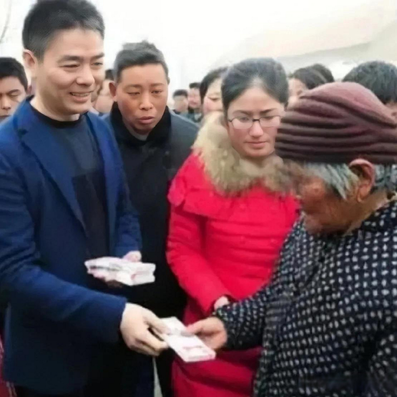 刘强东对助理说:"你跟银行联系一下,我需要100万现金.