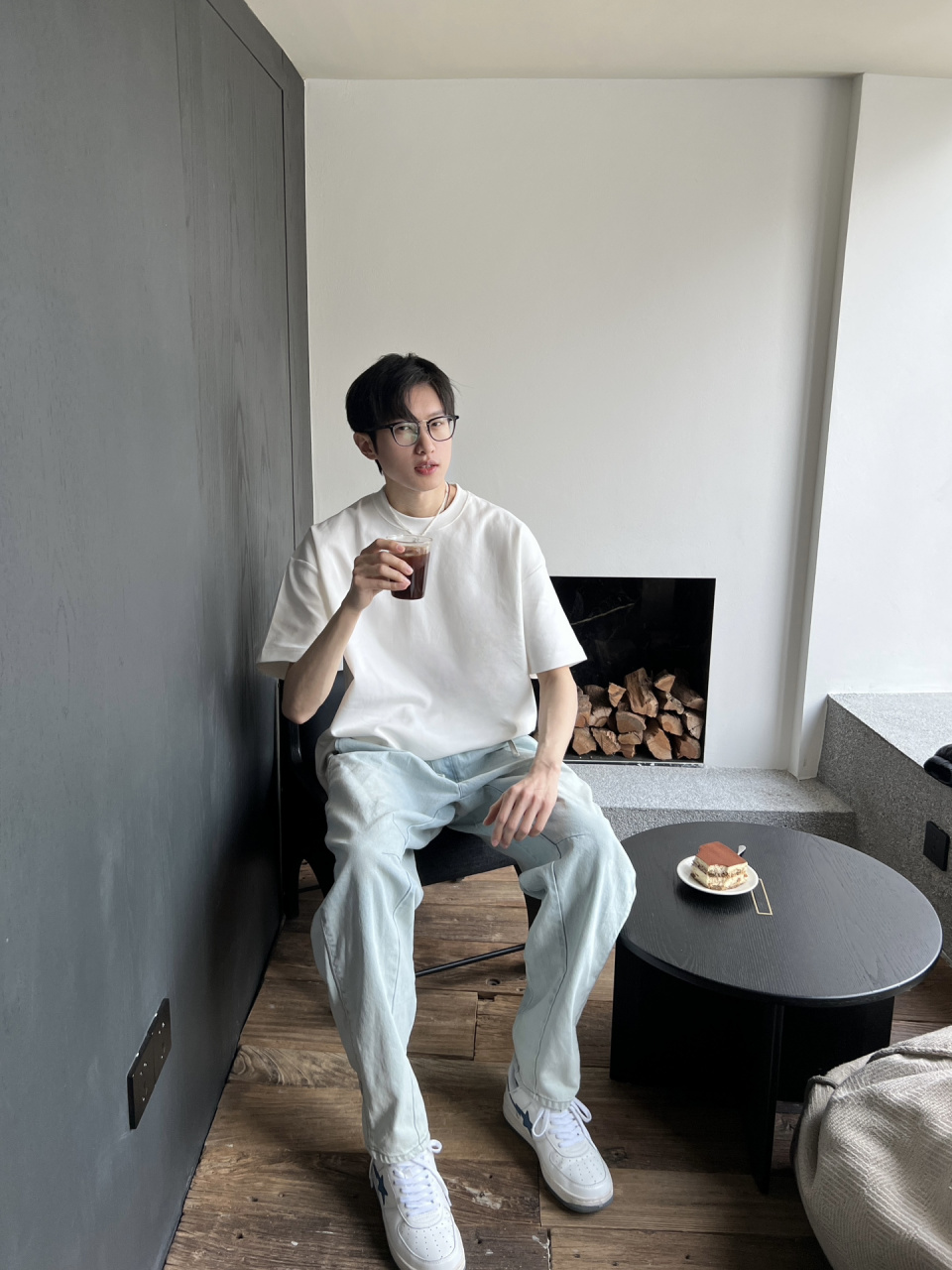 左滑看我耍帅失败,咖啡洒落一身 本来想拍张帅帅的优雅喝咖啡照片结果