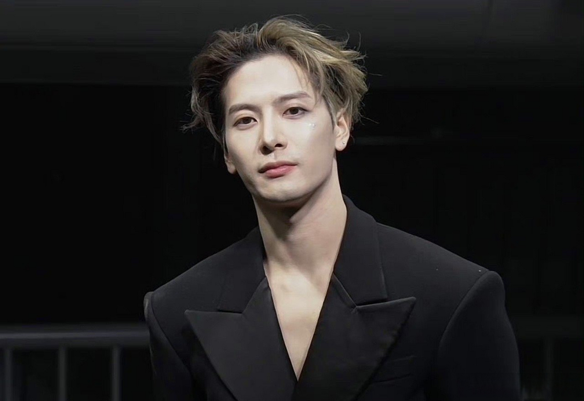 王嘉尔鸳鸯头#王嘉尔染了新的发色,大胆尝试鸳鸯发色,真的很好看呀!