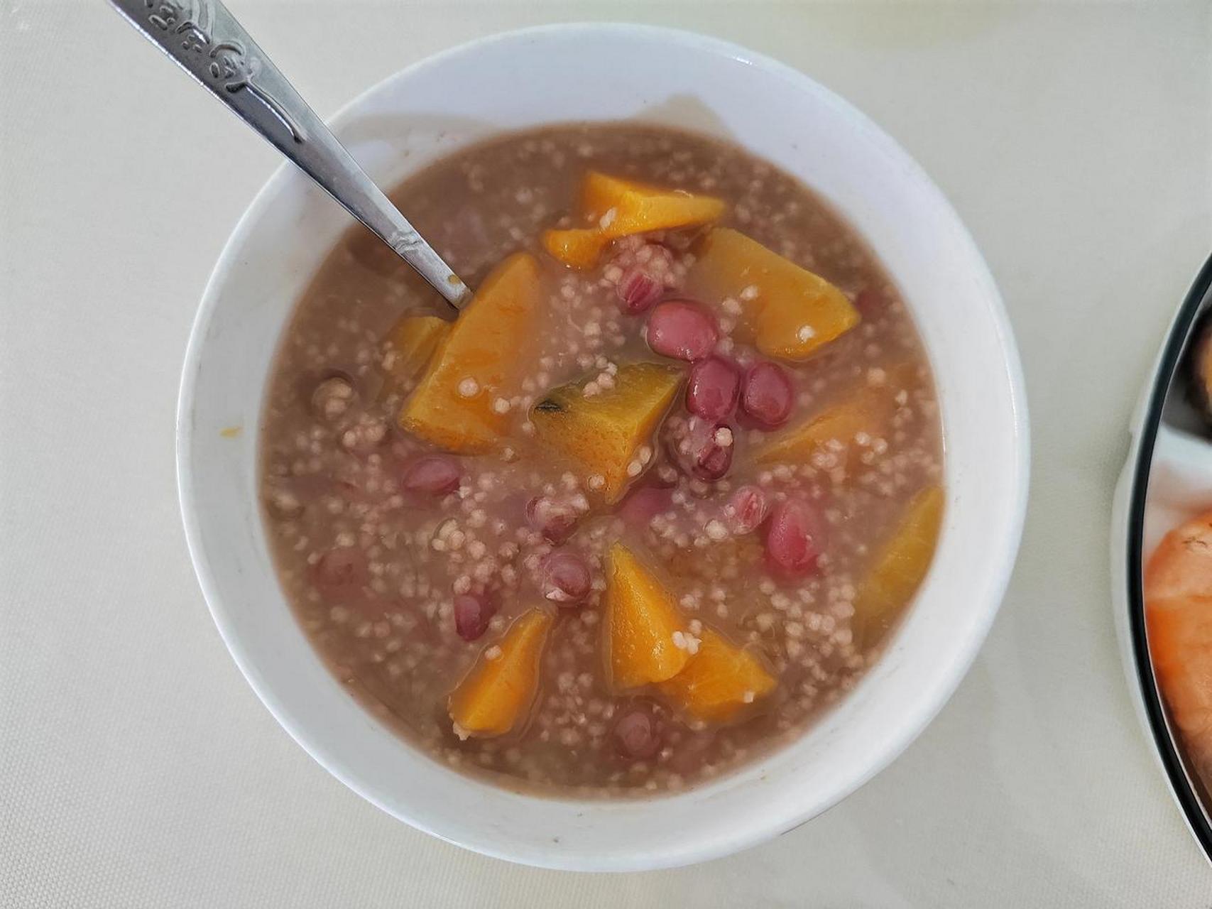 早餐小米红豆粥(加些南瓜),洋葱炒生菜,蒸虾,鸡蛋,地瓜