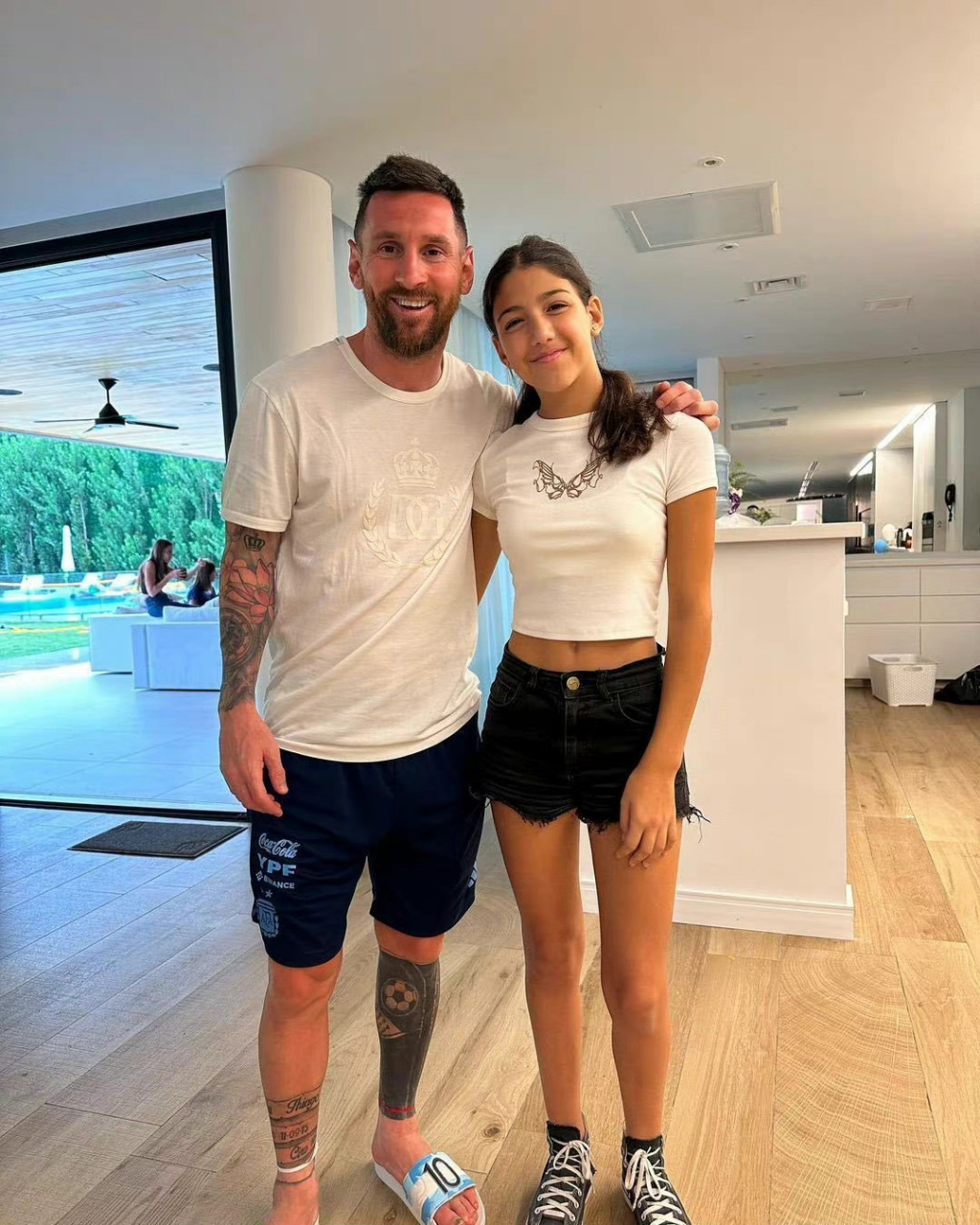 梅西和苏亚雷斯都是宠妻狂魔,妥妥好老公 9岁对老婆一见钟情的梅西 15