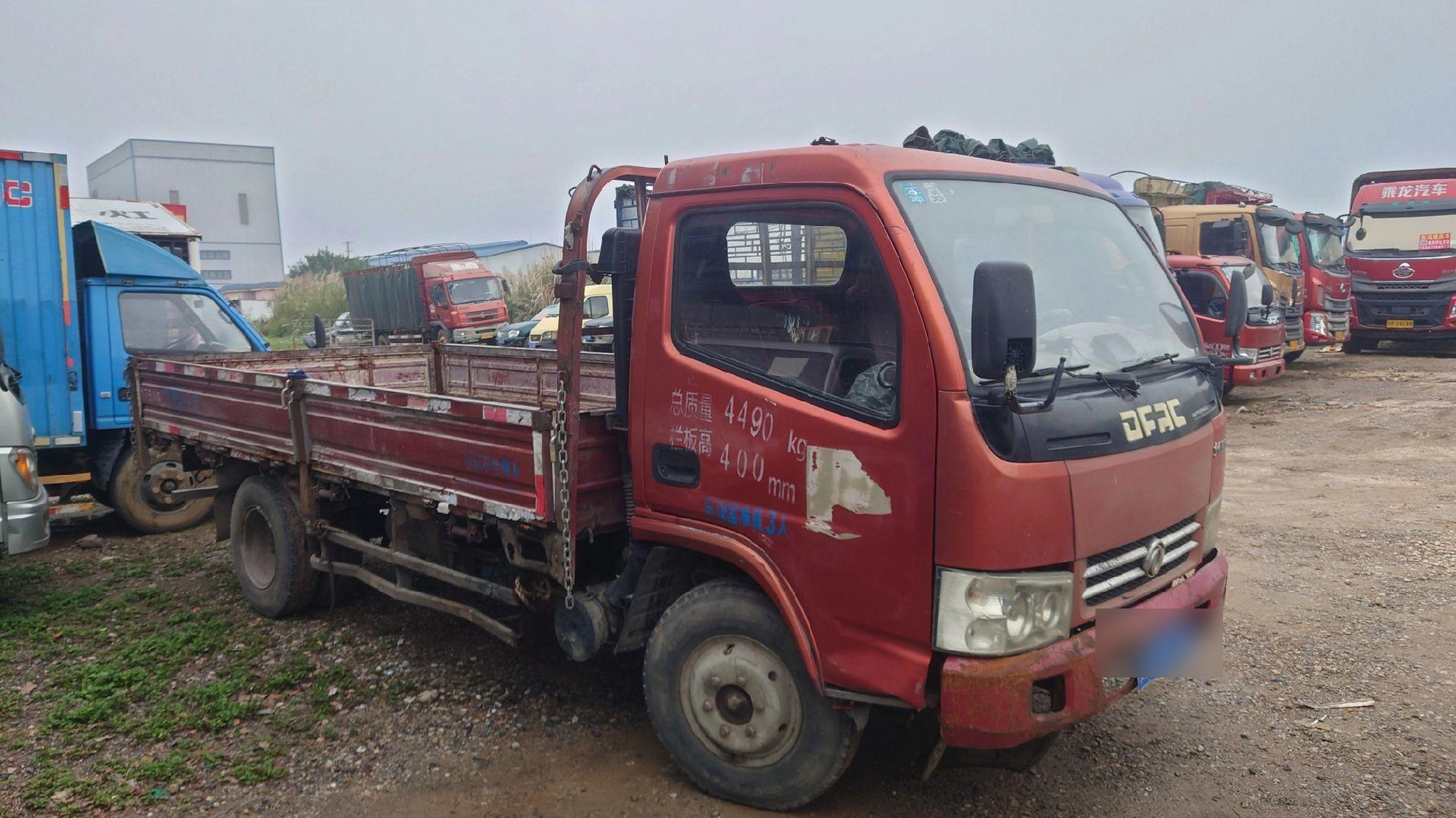 2米平板车.2014年东风多利卡玉柴120匹,7.00轮,4米2×2.15宽平板车