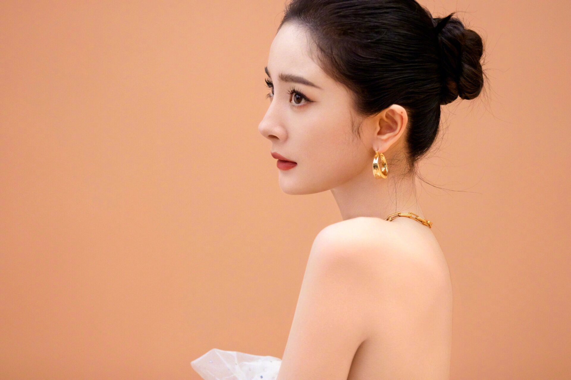 杨幂的鼻子好好看 她的鼻子属于典型的小翘鼻,我看很多欧美人也是这种