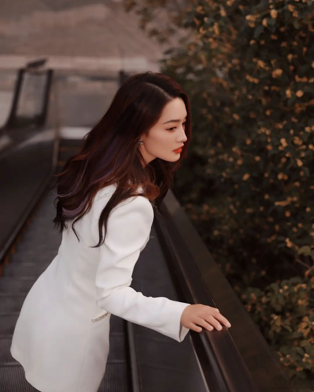 李沁# 白色西装裙又飒又美,气质魅力不可挡!