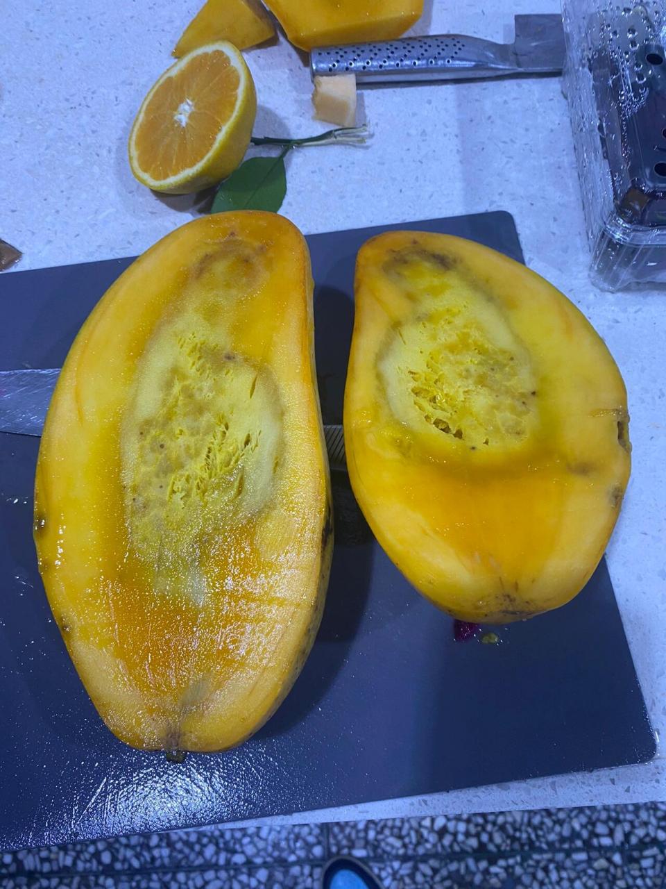 芒果打药大多了就是酱紫,外表完好无损,里面已经烂透了.