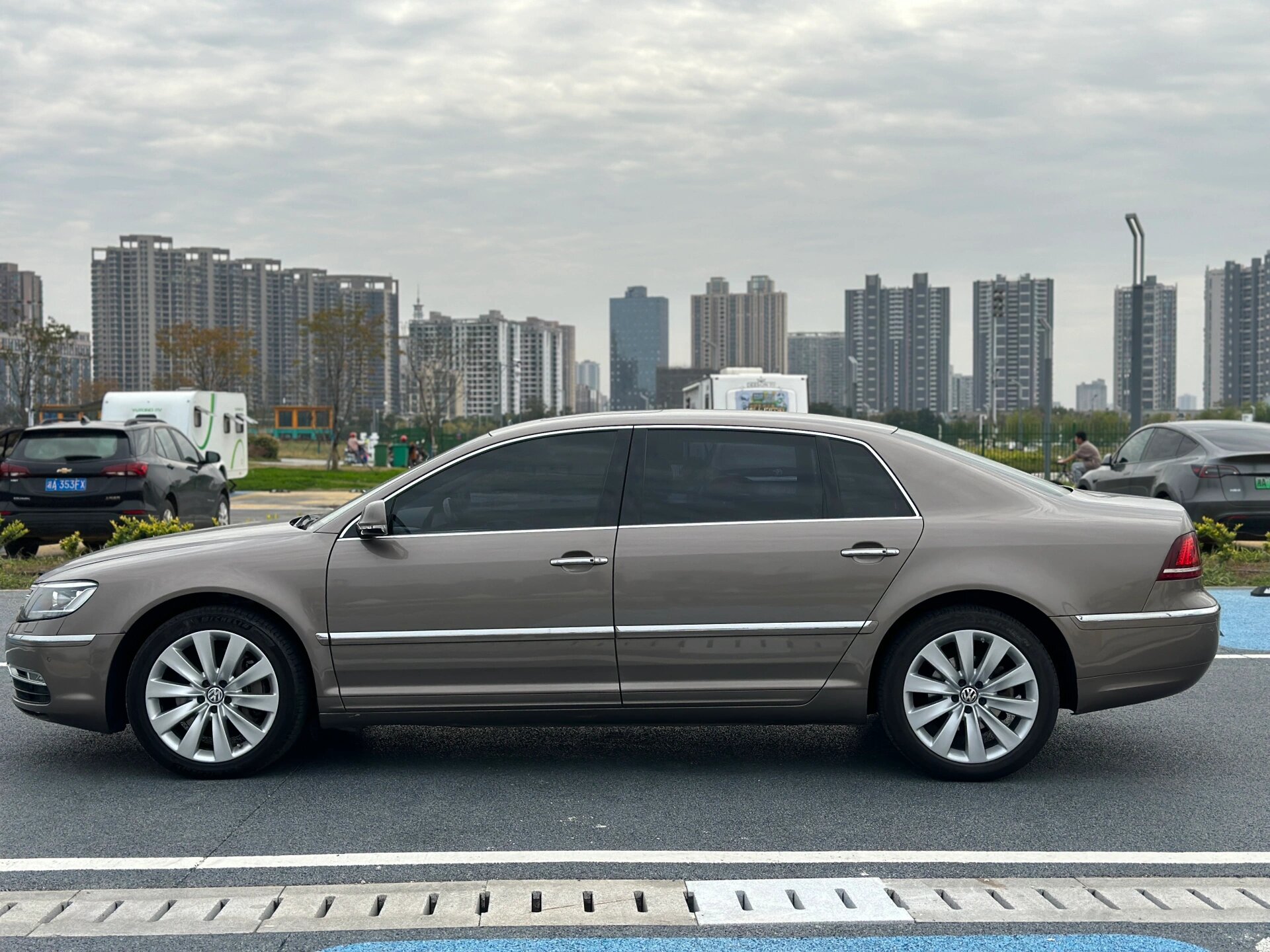 6四座 2014年 顶配辉腾 4座 天花板配置 前后加热通风按摩 全车单拿