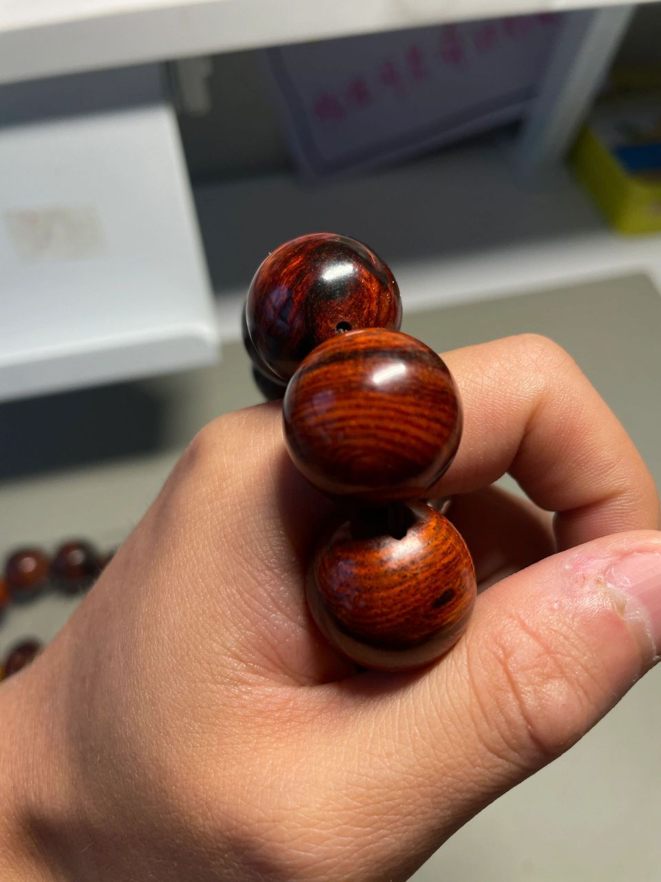 藤香木黄花梨手串烟花纹留疤 没有经过任何修图的原图,可以清晰的看得