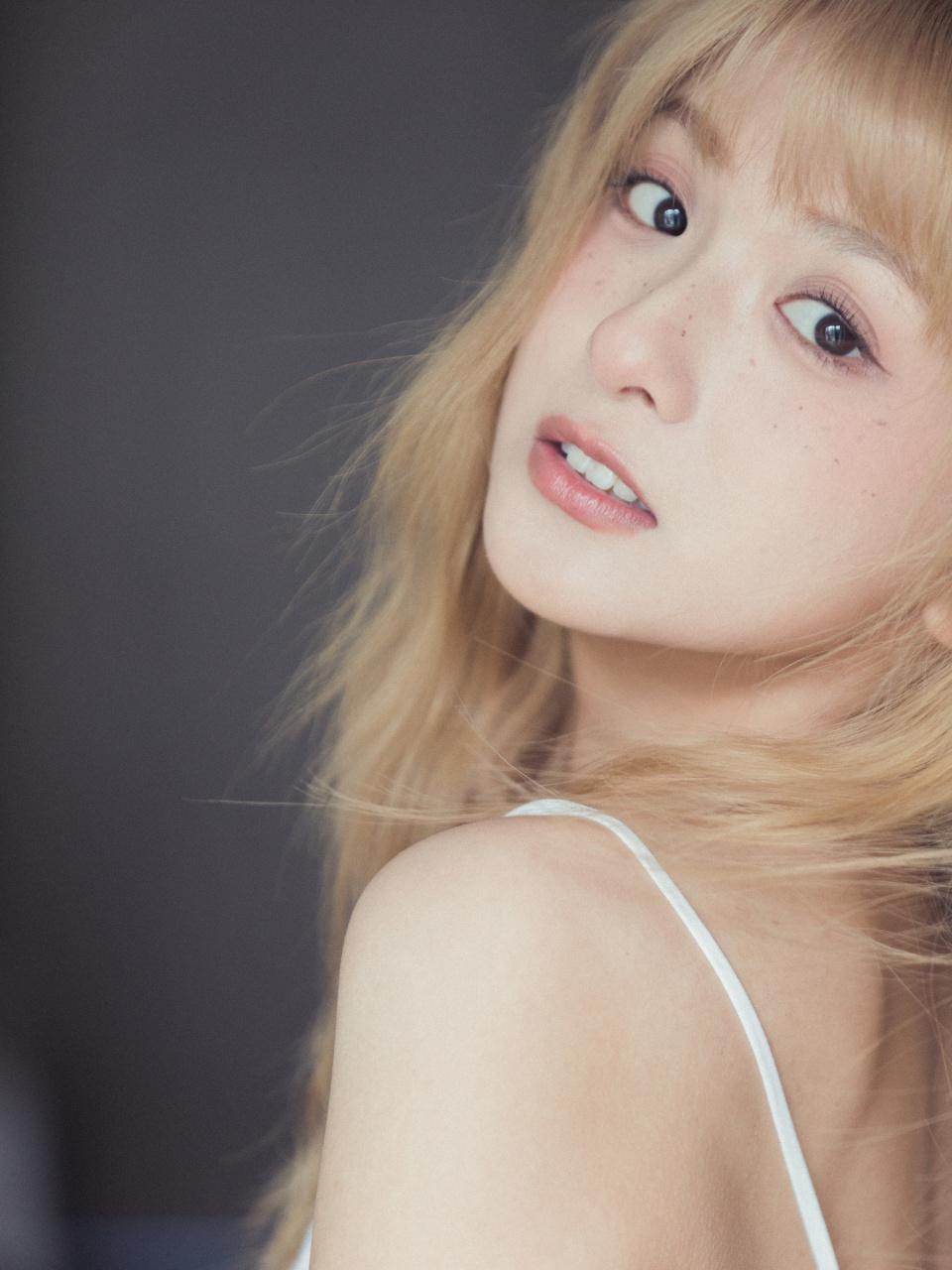 厉嘉琪金发可爱生日写真头像