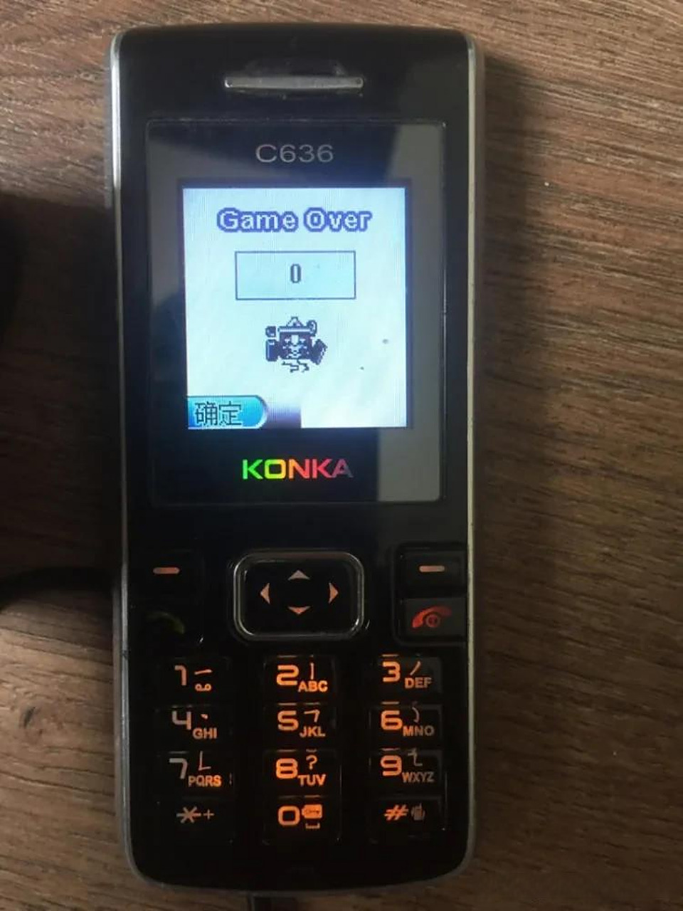 我在2006年上大学时买的第一部手机,康佳手机,彩屏的,可以打电话和发