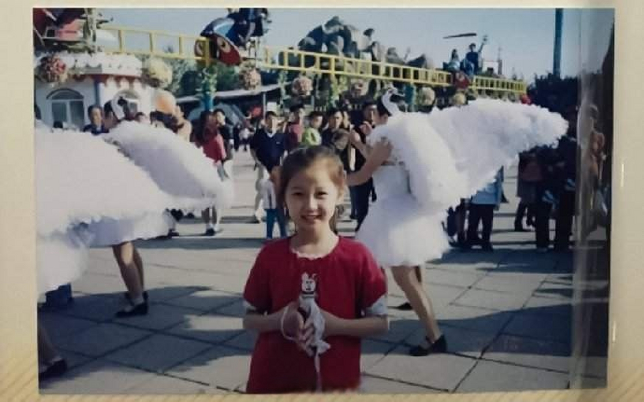 虞书欣的童年照,一看就是富养出来的无忧无虑的可爱小千金.