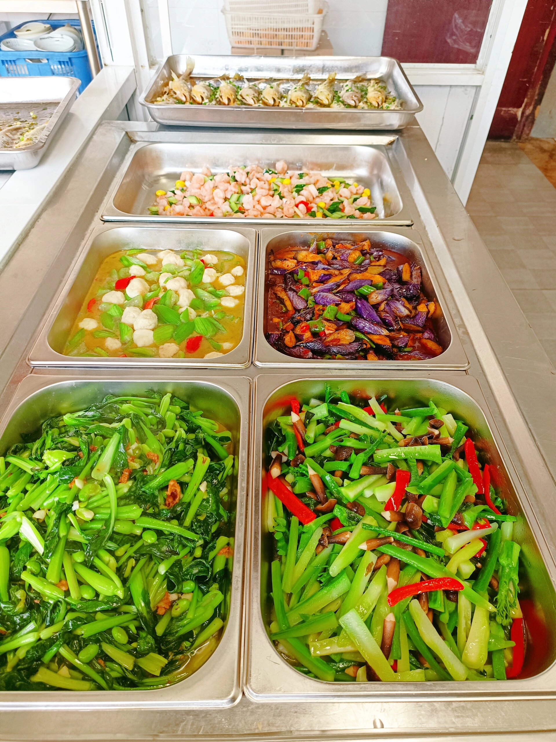 公司食堂工作餐 今日工作餐汇报,银杏虾仁,清蒸黄鱼,牛肉杭茄,丝瓜