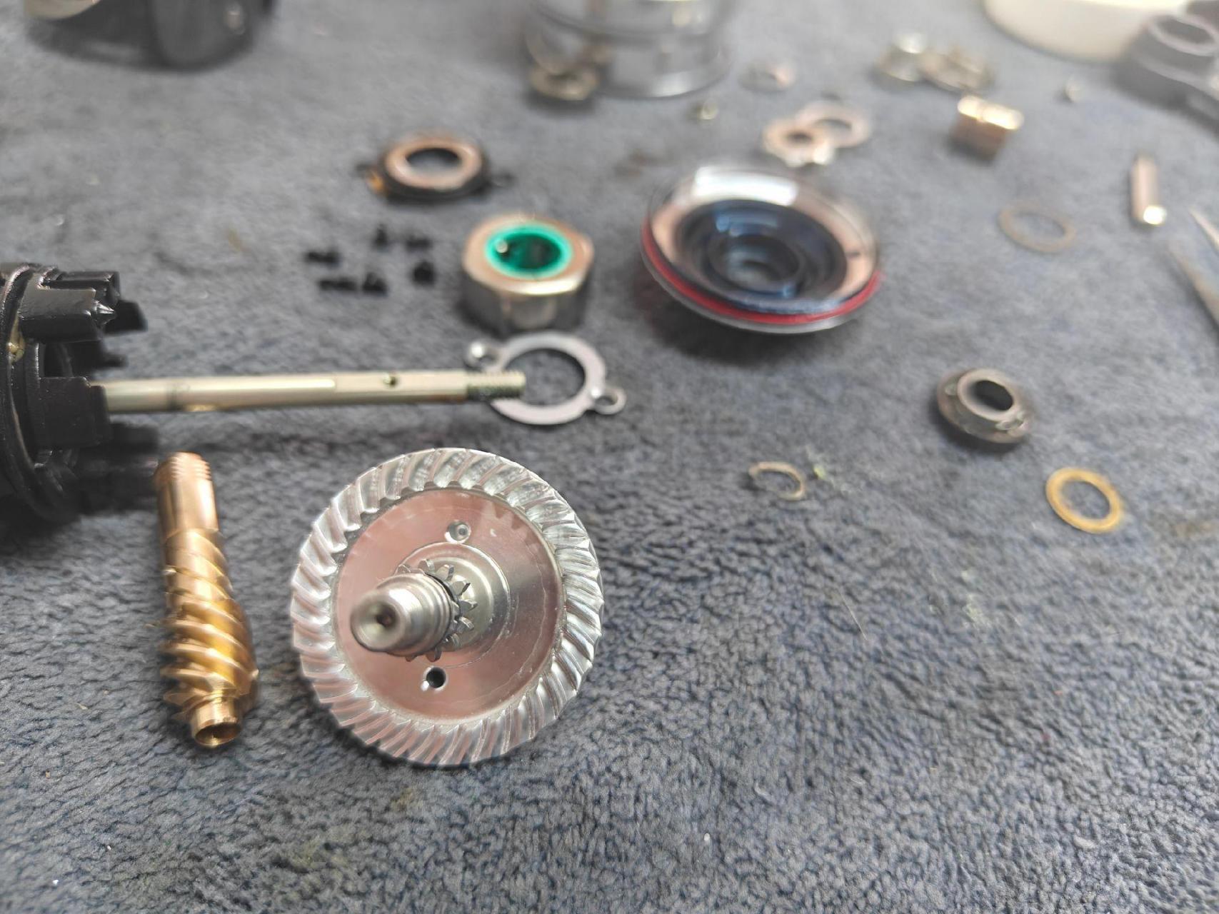 路亚 纺车轮 摇起来不顺滑的检查下轴承哈,还能再战到下一代伊克斯