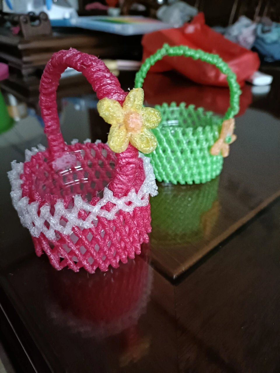 变废为宝 用空矿泉水瓶和水果网套,可以做美丽的小花篮