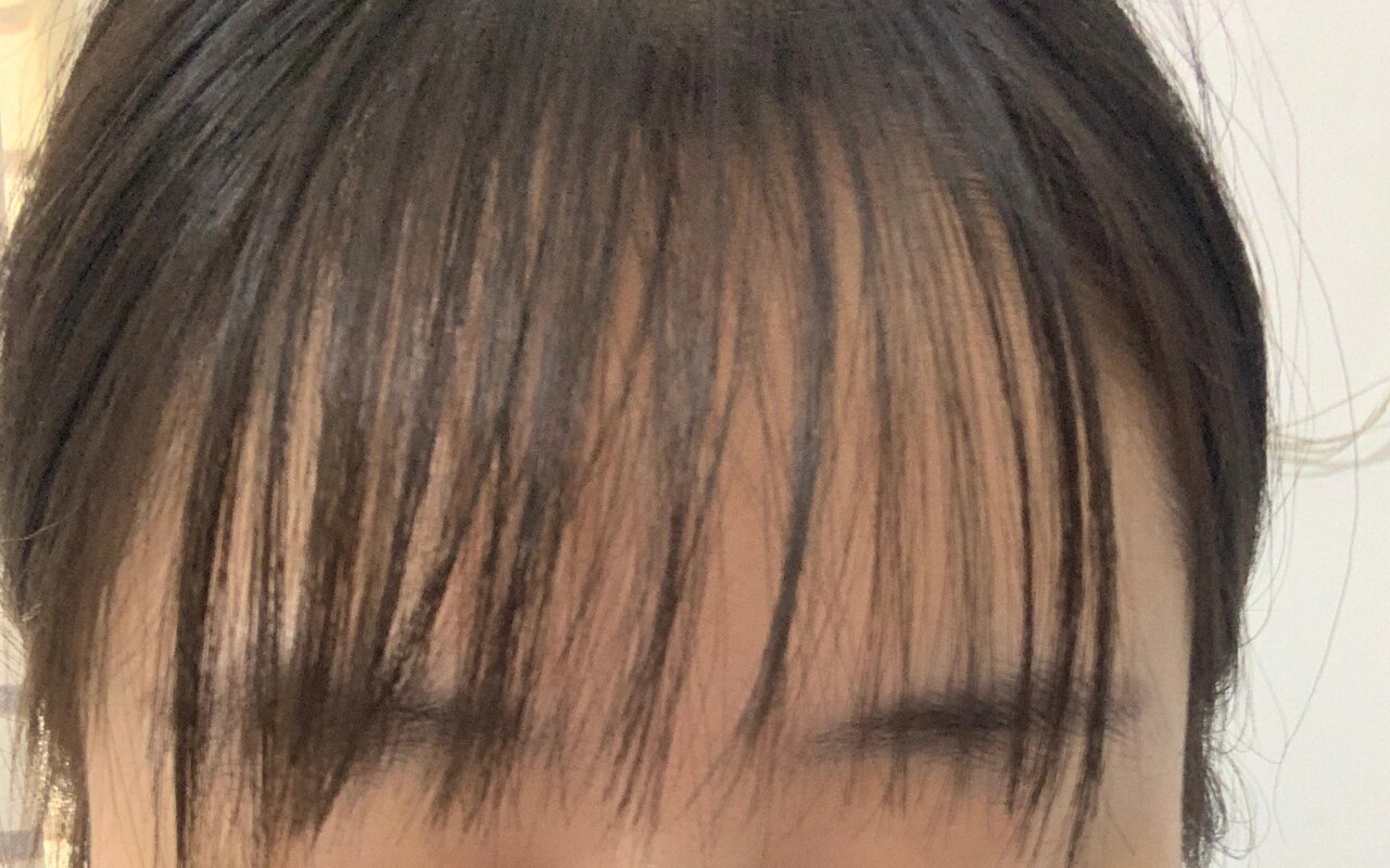 头发属于细软塌类型 贴头皮 有了刘海哪怕是刚洗完头发,也变成这个