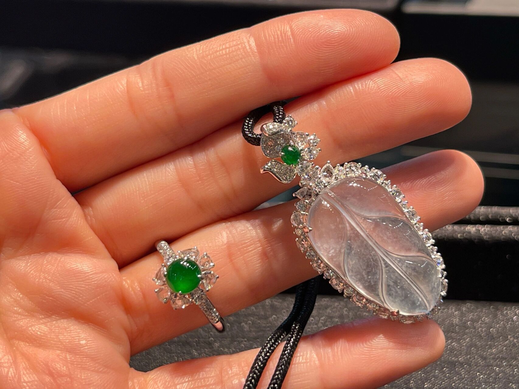 天然翡翠金枝玉叶吊坠98高冰起荧光 女性佩戴翡翠树叶,寓意金枝玉叶