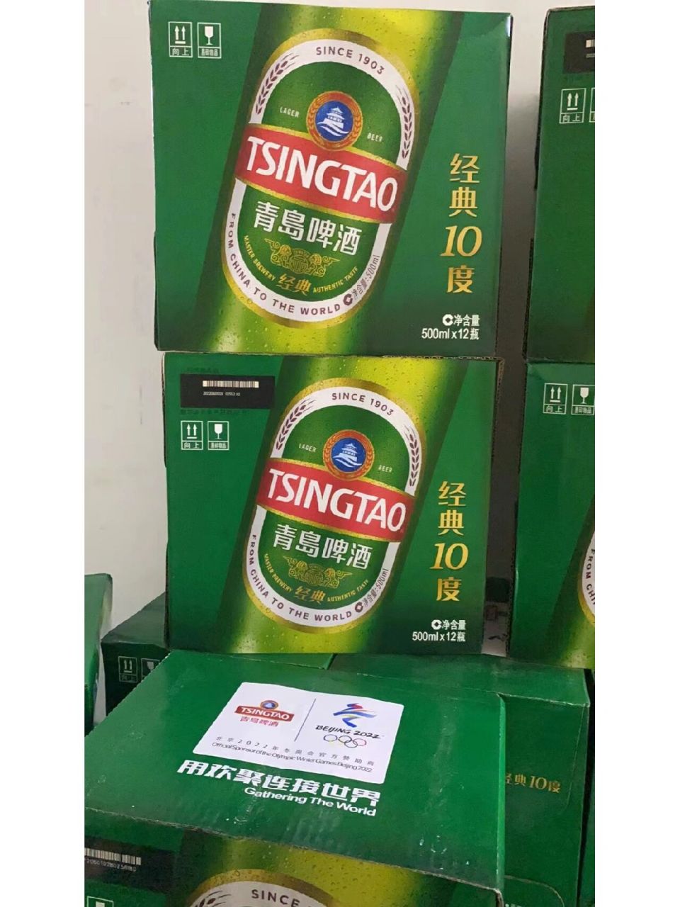 青岛经典10度 还是地道的青岛二厂啤酒好喝,口口麦芽味 打嗝还有啤酒