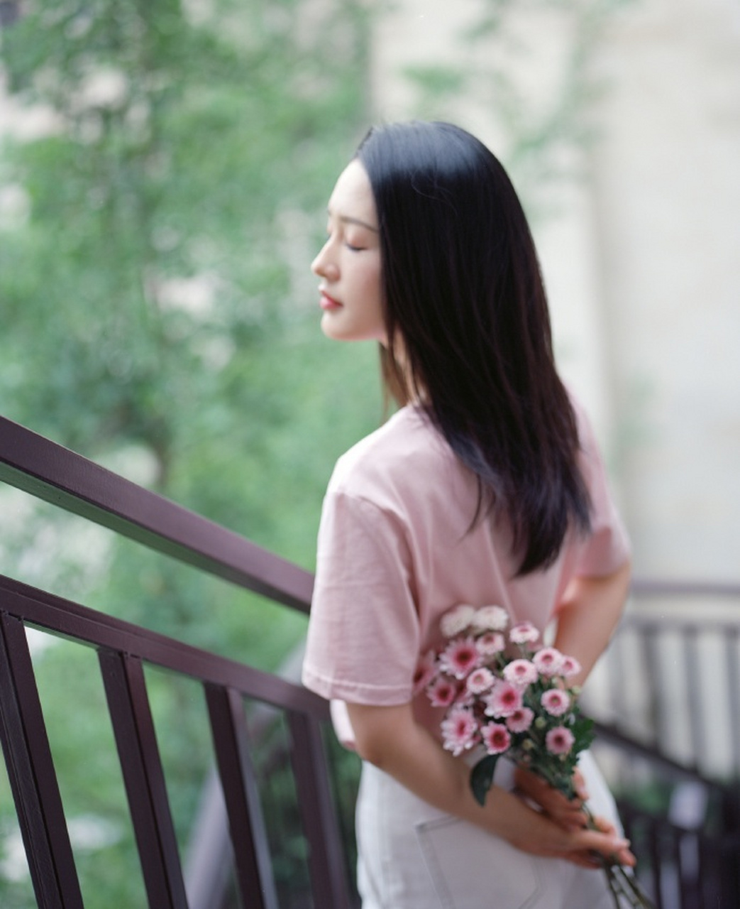 李沁捧花清纯甜美写真