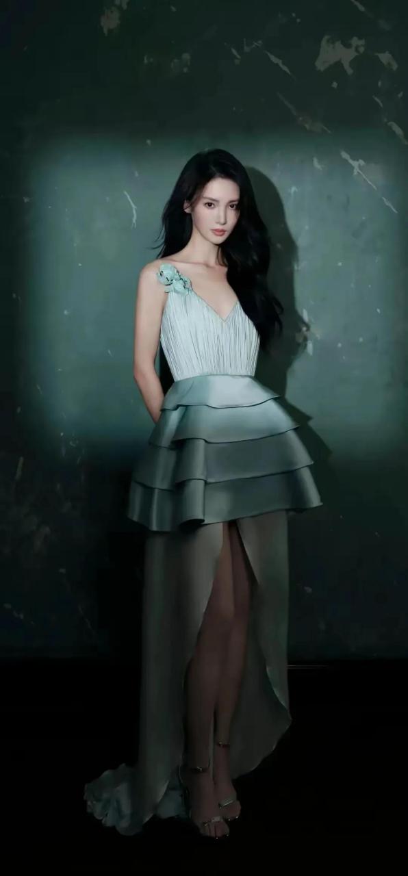 之前不是在传金晨和邓伦是男女朋友吗? 这怎么又来一个"融创太子爷"?