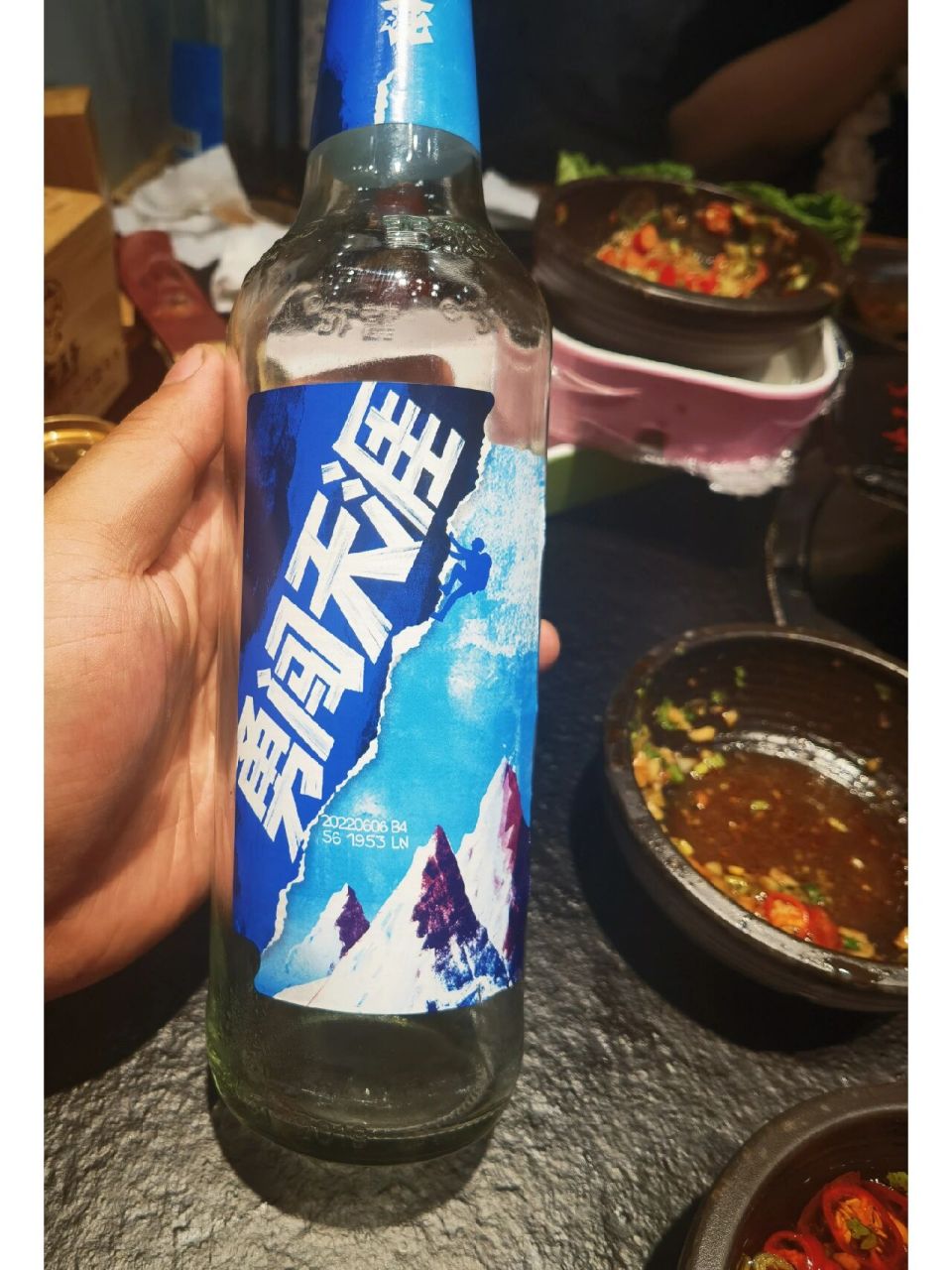 今天出去吃串串香,这两种啤酒进行了对比 勇闯天涯我形容就是水啤,没