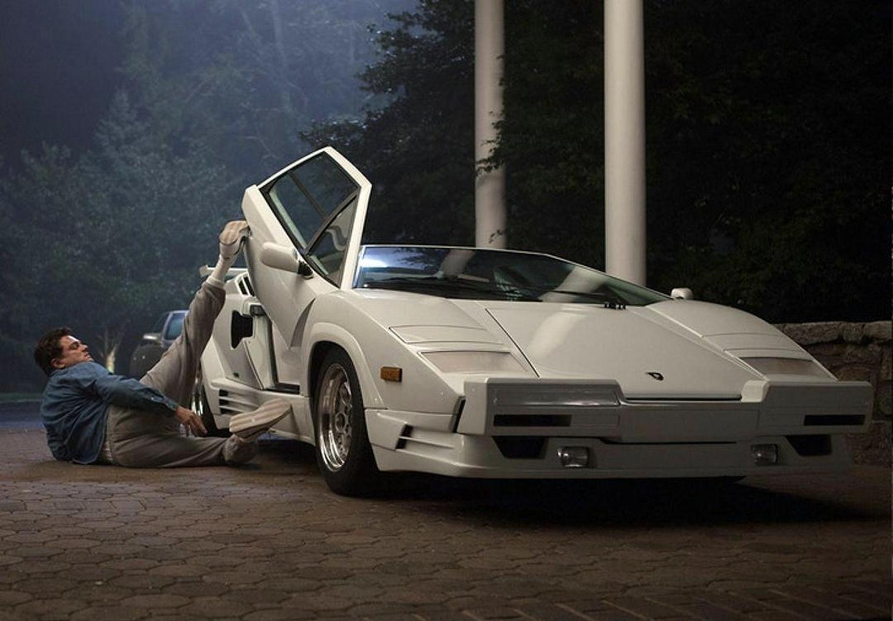 兰博基尼countach是一款中置引擎超级跑车