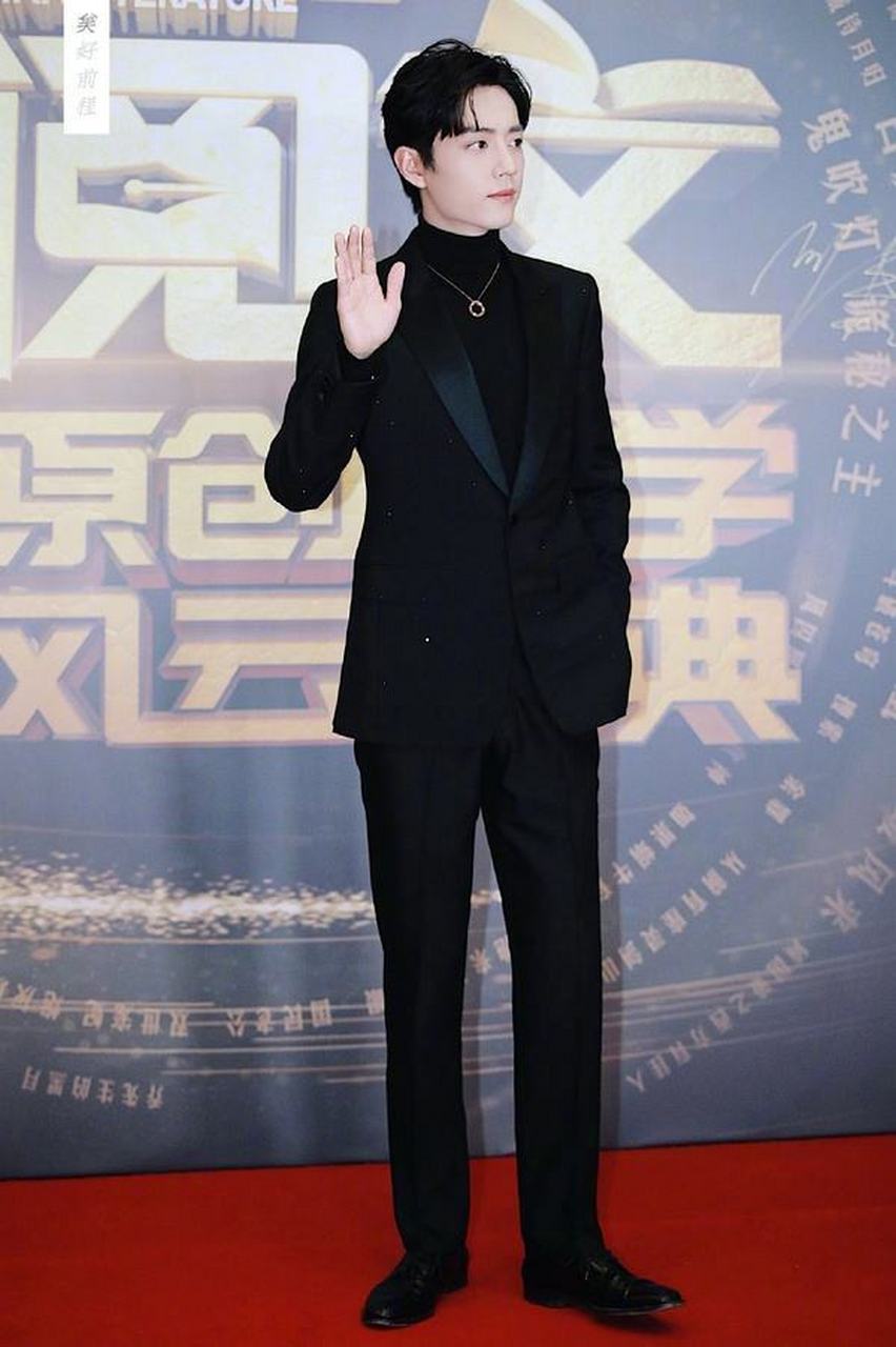 肖战蓝白条纹西装造型# 肖战的西装从来都是0出错,每一套都精准踩在