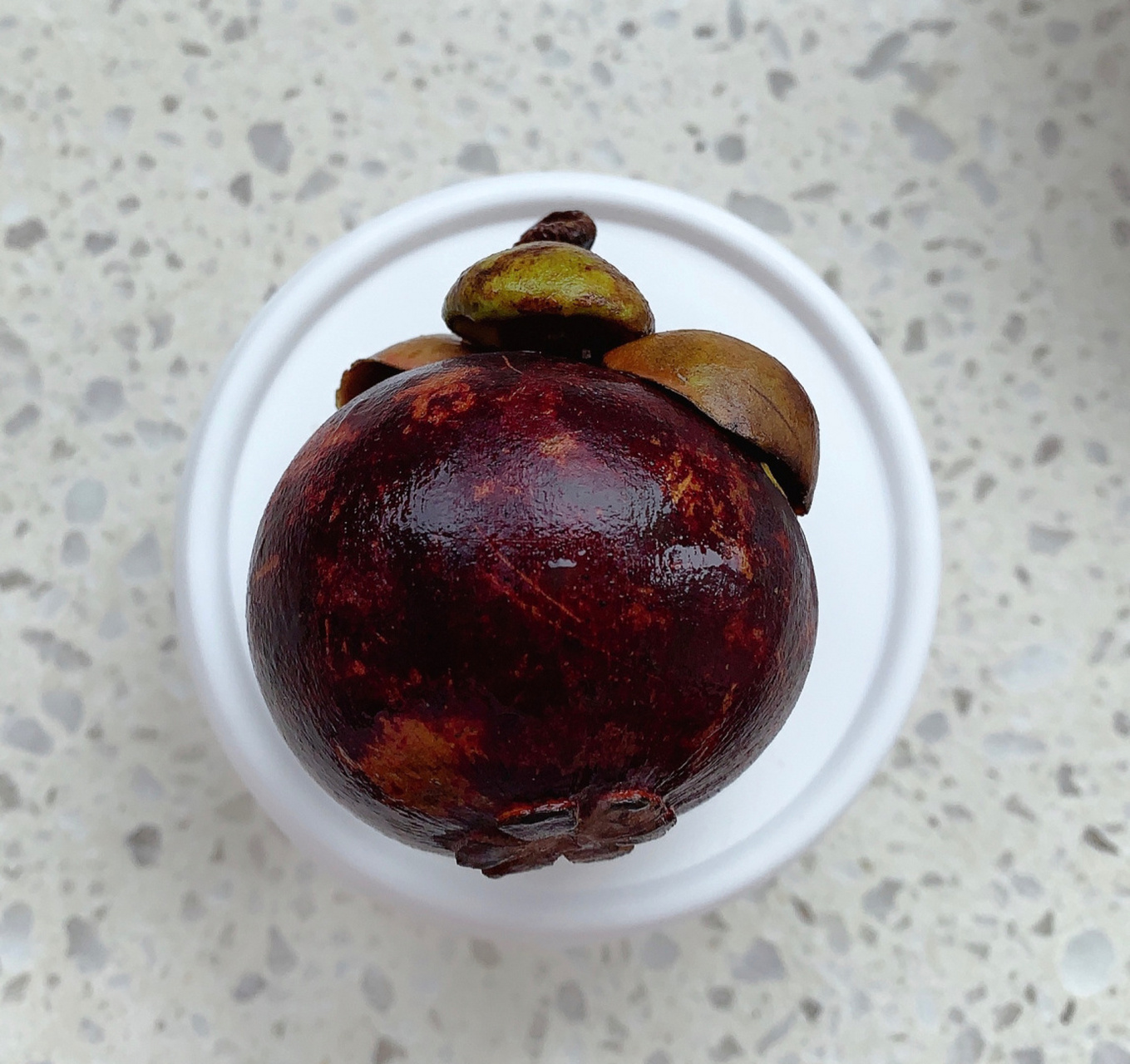 山竹热量 8715100g热量为72千卡(约5个山竹) 07含糖量较高,减肥