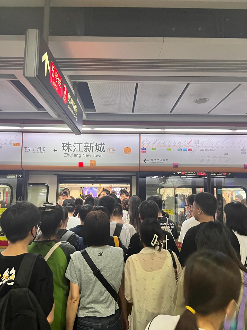 广州珠江新城站,周六晚上近23点,人还是这么多,等了两趟车,才挤上3号