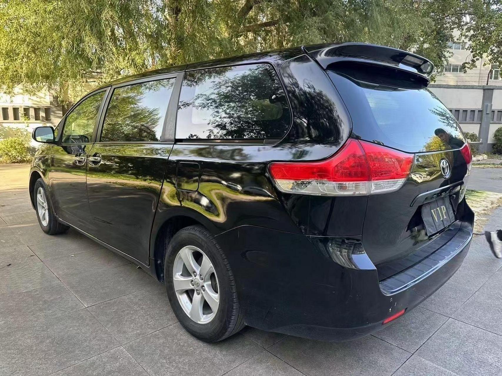 12年丰田塞纳 自动2.